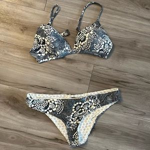 Costal Tides Rip Curl Bikini set TOP: M Reversible BOTTOMS: L